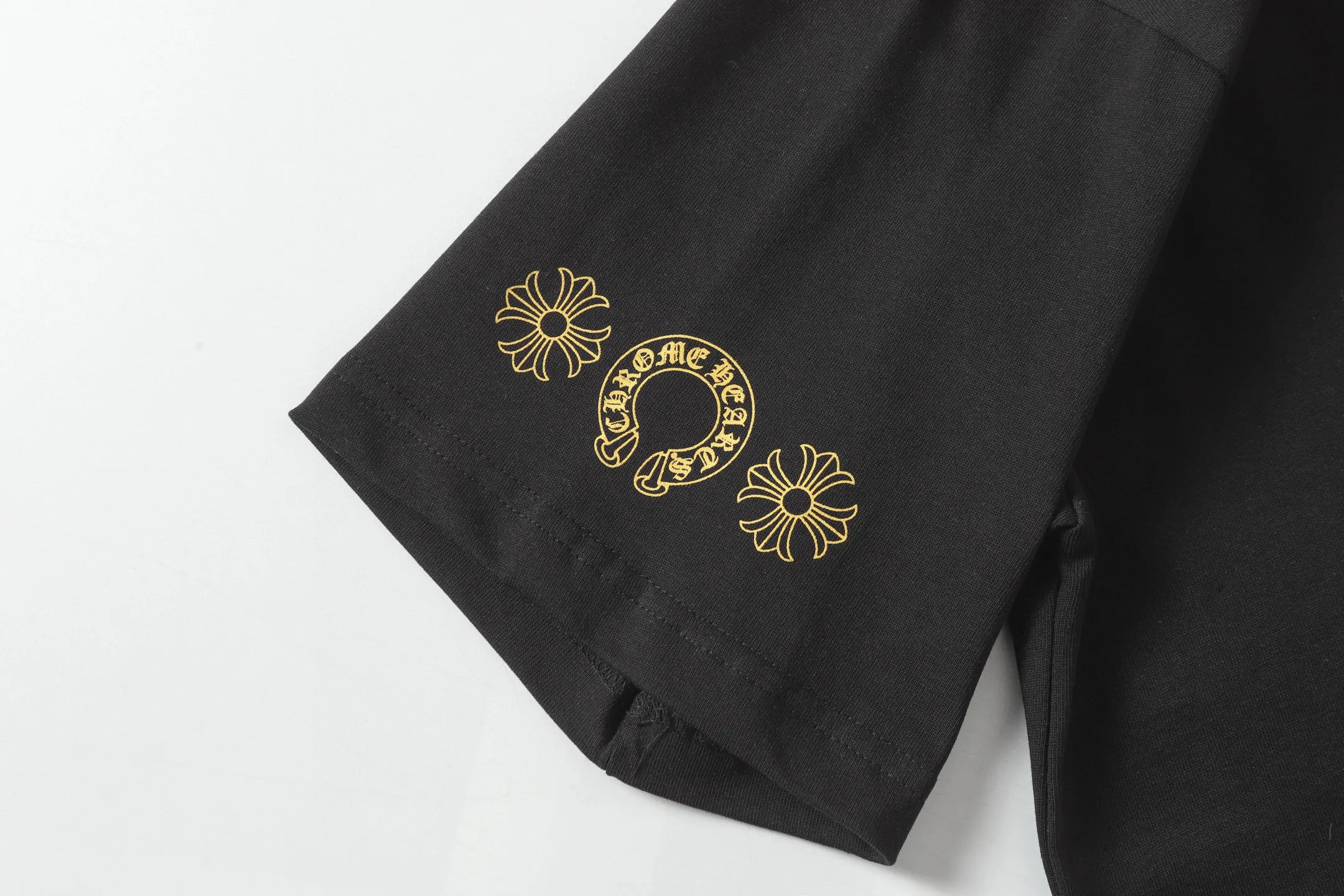 🅿️170 Chrome hearts ch Chrome hearts horseshoe painted cross short-sleeved T-shirt. Large version, loose and stylish, low version, slim and long version, upper body and crotch pull. 100% commitment: top quality, not fast food. The highest version on the market. Top quality, 280g, 26 custom-dyed double yarn cotton, same style for men and women, complete with three standards. Color: black, white Size: XS-L